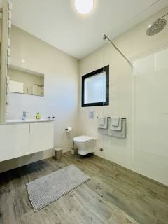 ensuite bath room streetside 1